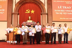 Chủ tịch Ủy ban Nhân dân tỉnh Đồng Tháp Phạm Thành Ngại trao, truy tặng danh hiệu vinh dự Nhà nước “Bà mẹ Việt Nam Anh hùng” cho các cá nhân. (Ảnh: Hồng Nhung/TTXVN)