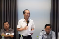 Ông Lê Xuân Trung, Phó Tổng Biên tập Báo Điện tử Tuổi Trẻ phát biểu tại tọa đàm. (Ảnh: Hữu Duyên/TTXVN)