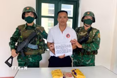 Đối tượng Lương Văn Thoi (sinh năm 1997), trú bản Tân Tiến, xã Chiêu Lưu, tỉnh Nghệ An tại cơ quan chức năng. (Ảnh: TTXVN phát)