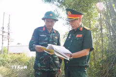 Cựu chiến binh Lê Hữu Tòng (phường Phú Bài) cung cấp thông tin cho Đội Quy tập 192. (Ảnh: Mai Trang/TTXVN)