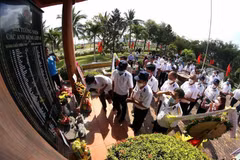 Cựu chiến binh Ban Liên lạc truyền thống bộ đội Trường Sa tại Đà Nẵng dâng hương tưởng niệm, tri ân các liệt sỹ hy sinh tại Gạc Ma (Đà Nẵng, 12/3/2023). (Ảnh: Trần Lê Lâm/TTXVN)