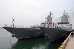 Tàu hộ tống Rezkii, tàu hộ tống Anh hùng Liên bang Nga Aldar Cidengapov cập cảng Tiên Sa tại Đà Nẵng. (Ảnh: Trần Lê Lâm/TTXVN)