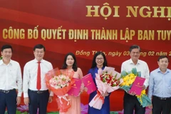 Lãnh đạo tỉnh Đồng Tháp trao quyết định và tặng hoa chúc mừng các lãnh đạo Ban Tuyên giáo và Dân vận Tỉnh ủy. (Ảnh: Nhựt An/TTXVN)