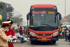 Cảnh sát giao thông kiểm soát, xử lý vi phạm trong hoạt động vận tải. (Ảnh minh họa: TTXVN phát)