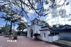 Các chi tiết chạm khắc, lớp sơn cổ và hệ thống cổ vật, long ngai, bài vị tại đền Bạch Mã vẫn được gìn giữ gần như nguyên vẹn, minh chứng cho bàn tay tài hoa của những nghệ nhân xưa. (Ảnh: Bích Huệ/TTXVN)