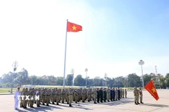 Đội Công binh số 4 thực hiện nghi thức báo cáo công tác chuẩn bị trước Lăng Chủ tịch Hồ Chí Minh trước khi lên đường thực hiện nhiệm vụ. (Ảnh: Tuấn Anh/TTXVN)