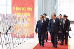 Tổng Bí thư Tô Lâm và Thủ tướng Phạm Minh Chính cùng các đại biểu tham quan trưng bày ảnh về hoạt động của Chính phủ qua các thời kỳ do TTXVN thực hiện. (Ảnh: Dương Giang/TTXVN)