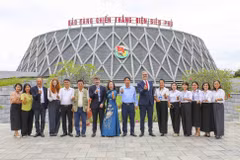 Đại sứ Pháp tại Việt Nam Olivier Brochet cùng các chuyên gia của Bảo tàng Ký ức Chiến tranh Caen (Pháp) cùng cán bộ, nhân viên Bảo tàng Chiến thắng Điện Biên Phủ. (Ảnh: Xuân Tư/TTXVN)