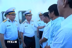 Lãnh đạo Vùng 4 Hải quân thăm, động viên các ngư dân Quảng Ngãi gặp nạn trên biển. (Ảnh: TTXVN phát)