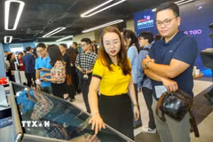 Khách tham quan gian trưng bày giải pháp đổi mới sáng tạo. (Ảnh: Tuấn Đức/TTXVN)