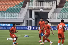 Đội tuyển Việt Nam tập luyện sẵn sàng cho cuộc đối đầu với Indonesia trên sân Pakansari tối 3/8. (Ảnh: Lê Minh Hưởng/TTXVN)