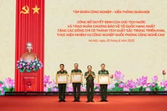 Các lãnh đạo Tập đoàn Viettel được tặng thưởng Huân chương Bảo vệ Tổ quốc hạng Nhất.