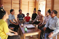 Bí thư Chi bộ Lý Văn Chém (áo sọc) rất được bà con người Cống ở bản Táng Ngá tín nhiệm. (Ảnh: Nguyễn Oanh/TTXVN)