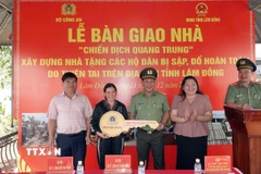 Đại tá Nay Gia Phú, Phó Giám đốc Công an tỉnh Lâm Đồng trao căn nhà mới hoàn thành cho gia đình chị Nguyễn Thị Hương Lan. (Ảnh TTXVN phát)
