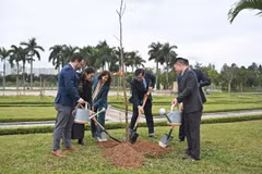 Đại sứ Colombia Camila María Polo Flórez và Phó Giám đốc Sở Xây dựng ông Đào Duy Phong cùng các đại biểu tham gia trồng cây me tây tại Công viên Hòa Bình. (Ảnh: Trần Trọng Khoa/Vietnam+)