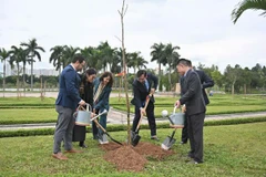 Đại sứ Colombia Camila María Polo Flórez và Phó Giám đốc Sở Xây dựng ông Đào Duy Phong cùng các đại biểu tham gia trồng cây me tây tại Công viên Hòa Bình. (Ảnh: Trần Trọng Khoa/Vietnam+)