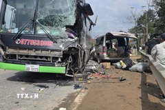 Hiện trường vụ tai nạn nghiêm trọng khiến 2 người chết, 3 người bị thương. (Ảnh: TTXVN phát)