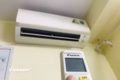 Khi trời nắng nóng, người dân nên sử dụng điều hòa hợp lý, cài đặt ở mức nhiệt từ 27 độ C trở lên, kết hợp với quạt để tăng hiệu quả làm mát. (Ảnh minh họa. Nguồn: Vietnam+)