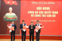 Đồng chí Y Thanh Hà Niê Kđăm, Ủy viên Trung ương Đảng, Bí thư Tỉnh ủy, Trưởng Đoàn đại biểu Quốc hội tỉnh trao Quyết định và hoa chúc mừng cho 3 đồng chí được điều động, bổ nhiệm. (Nguồn: Cổng thông tin điện tử tỉnh Lâm Đồng)