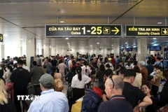 Hành khách tại sân bay Tân Sơn Nhất. (Ảnh: Tiến Lực/TTXVN)