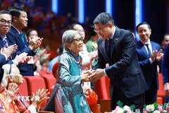 Thủ tướng Lê Minh Hưng thăm hỏi các Mẹ Việt Nam Anh hùng dự Hội nghị Tri ân người có công với cách mạng toàn quốc năm 2026. (Ảnh: Dương Giang/TTXVN)