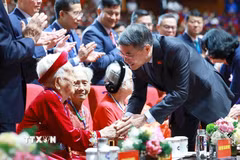 Thủ tướng Lê Minh Hưng thăm hỏi các Mẹ Việt Nam Anh hùng dự Hội nghị Tri ân người có công với cách mạng toàn quốc năm 2026. (Ảnh: Dương Giang/TTXVN)