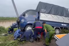 Kịp thời giải cứu 2 nạn nhân mắc kẹt sau tai nạn giao thông
