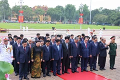 Đoàn đại biểu lãnh đạo, nguyên lãnh đạo Đảng, Nhà nước đặt vòng hoa và vào Lăng viếng Chủ tịch Hồ Chí Minh. (Ảnh: Minh Đức/TTXVN)