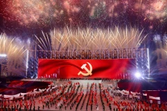 Màn trình diễn pháo hoa nghệ thuật đặc sắc quy mô lớn như bản hòa ca hùng tráng chào mừng thành công Đại hội đại biểu toàn quốc lần thứ XIV của Đảng, tối 23/1/2026. (Ảnh: TTXVN)