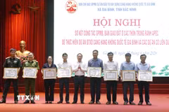 Khen thưởng tập thể, cá nhân có thành tích xuất sắc trong công tác giải phóng mặt bằng dự án. (Ảnh: Thái Hùng/TTXVN)
