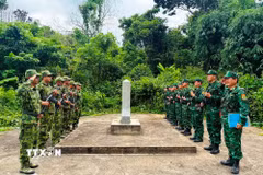 Lực lượng Bộ đội Biên phòng Quảng Trị và Bộ Chỉ huy Quân sự tỉnh Savannakhet (Lào) phối hợp tuần tra song phương. (Ảnh: TTXVN phát)