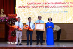 Bà Trần Thị Đoan Quang, Giám đốc Bảo tàng tỉnh Tây Ninh trao Bằng chứng nhận Di sản Văn hóa Phi vật thể Quốc gia đối với Nghề làm trống Bình An cho lãnh đạo Ủy ban Nhân dân xã Tân Trụ. (Ảnh: Thanh Bình/TTXVN)