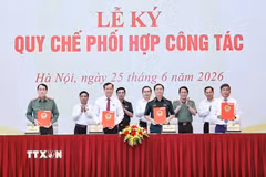 Chủ tịch Quốc hội Trần Thanh Mẫn và đại biểu chứng kiến Lễ ký Quy chế phối hợp công tác giữa Ủy ban Quốc phòng, An ninh và Đối ngoại của Quốc hội với Bộ Quốc phòng, Bộ Công an và Bộ Ngoại giao. (Ảnh: Doãn Tấn/TTXVN)