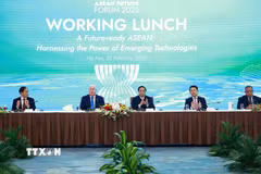 Thủ tướng Phạm Minh Chính và Thủ tướng New Zealand Christopher Luxon tham dự Phiên làm việc về công nghệ. (Ảnh: Dương Giang/TTXVN)