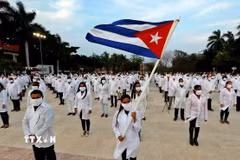 Các bác sỹ Cuba trước khi lên đường làm nhiệm vụ quốc tế. (Ảnh: Đại sứ quán Cuba tại Mexico cung cấp)