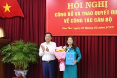 Ông Đỗ Thanh Bình, Ủy viên Trung ương Đảng, Bí thư Thành ủy Cần Thơ trao quyết định của Thủ tướng Chính phủ cho bà Nguyễn Thị Ngọc Điệp. (Ảnh: Ngọc Thiện/TTXVN)