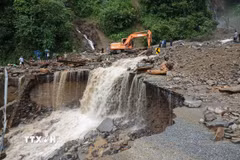 Mưa lũ gây sạt lở một đoạn đường trên Quốc lộ 32 tại khu vực đèo Khau Phạ, xã Tú Lệ, tỉnh Lào Cai, làm ách tắc giao thông đi Mù Cang Chải. (Ảnh: Tuấn Anh/TTXVN)