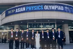 Từ trái qua phải: PGS.TS. Đặng Đức Vượng, Phó trưởng đoàn; em Tạ Ngọc Minh, em Phan Tuấn Dũng, em Nguyễn Nhật Minh, em Bùi Anh Tú, em Nguyễn Thị Bích Ngọc, em Vũ Nguyên Nguyên, em Mai Văn Khánh, em Lê Duy Khánh và GS.TS. Lục Huy Hoàng, Trưởng đoàn. (Nguồn: Bộ Giáo dục và Đào tạo)