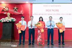 Phó Bí thư Thường trực Tỉnh ủy Hồ Xuân Trường và Chủ tịch Ủy ban Nhân dân tỉnh Nguyễn Việt Hùng trao quyết định và tặng hoa chúc mừng ông Bùi Hoài Nam, bà Nguyễn Thanh Vân, ông Nguyễn Minh Thái. (Nguồn: Báo Khánh Hòa)