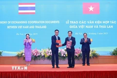 Thủ tướng Phạm Minh Chính và Thủ tướng Thái Lan Paetongtarn Shinawatra chứng kiến trao Biên bản ghi nhớ giữa Đại học Khon Kaen và Đại học FPT về hợp tác đào tạo nguồn nhân lực về công nghệ bán dẫn. (Ảnh: Dương Giang/TTXVN)