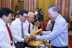 Tổng Bí thư, Chủ tịch nước Tô Lâm tặng quà lưu niệm cho các nhà báo tiêu biểu. (Ảnh: Văn Điệp/TTXVN)