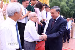 Tổng Bí thư, Chủ tịch nước Tô Lâm với các nhà báo tiêu biểu. (Ảnh: Văn Điệp/TTXVN)