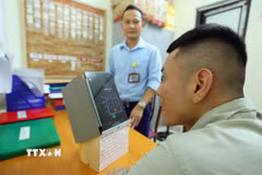 Những cuộc gọi chỉ kéo dài vài phút nhưng lại có giá trị đặc biệt đối với người đang cai nghiện. Không chỉ giúp giải tỏa tâm lý, đó còn là sợi dây kết nối họ với gia đình, với trách nhiệm và những kỳ vọng đang chờ phía trước. (Ảnh: Phạm Kiên/TTXVN)