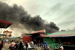 Đám cháy bùng phát tại các gian hàng bán tạp hóa chợ Dành. (Nguồn: Báo Hưng Yên)