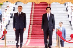 Chủ tịch nước Lương Cường và Tổng thống Pháp Emmanuel Macron nghe quân nhạc cử Quốc thiều hai nước. (Ảnh: Lâm Khánh/TTXVN)