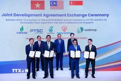 Thủ tướng Phạm Minh Chính cùng Thủ tướng Malaysia Anwar Ibrahim và Thủ tướng Singapore Lawrence Wong chứng kiến trao đổi Thỏa thuận phát triển chung về xuất khẩu điện tái tạo từ Việt Nam sang Malaysia và Singapore. (Ảnh: Dương Giang/TTXVN)