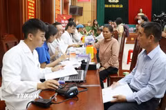 Tiến hành các quy trình kỹ thuật lấy mẫu sinh phẩm ADN của thân nhân gia đình liệt sỹ. (Ảnh: Hoài Thu/TTXVN)