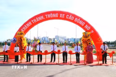 Đại biểu thực hiện nghi thức cắt băng khánh thành cầu Đồng Nò 2. (Ảnh: Trần Lê Lâm/TTXVN)