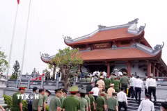 Các đại biểu tham quan tại Đền thờ anh hùng liệt sỹ Công an nhân dân Bùi Thị Cúc. (Ảnh: Đinh Văn Nhiều/TTXVN)
