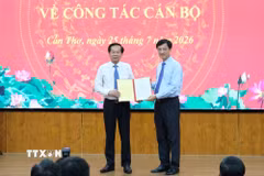Trưởng Ban Tổ chức Trung ương Nguyễn Duy Ngọc trao Quyết định của Bộ Chính trị điều động, phân công, chỉ định đồng chí Đỗ Thanh Bình giữ chức Bí thư Thành ủy Cần Thơ nhiệm kỳ 2025- 2030. (Ảnh: Thanh Liêm/TTXVN)